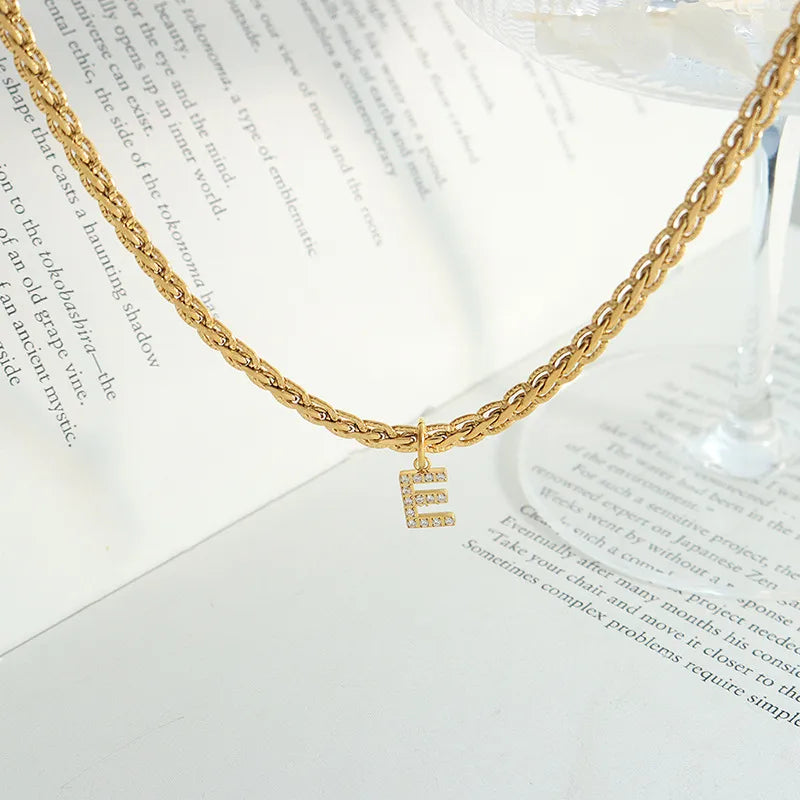 Messing Ketting met Zirkoon Letter Hanger – Elegant & Persoonlijk