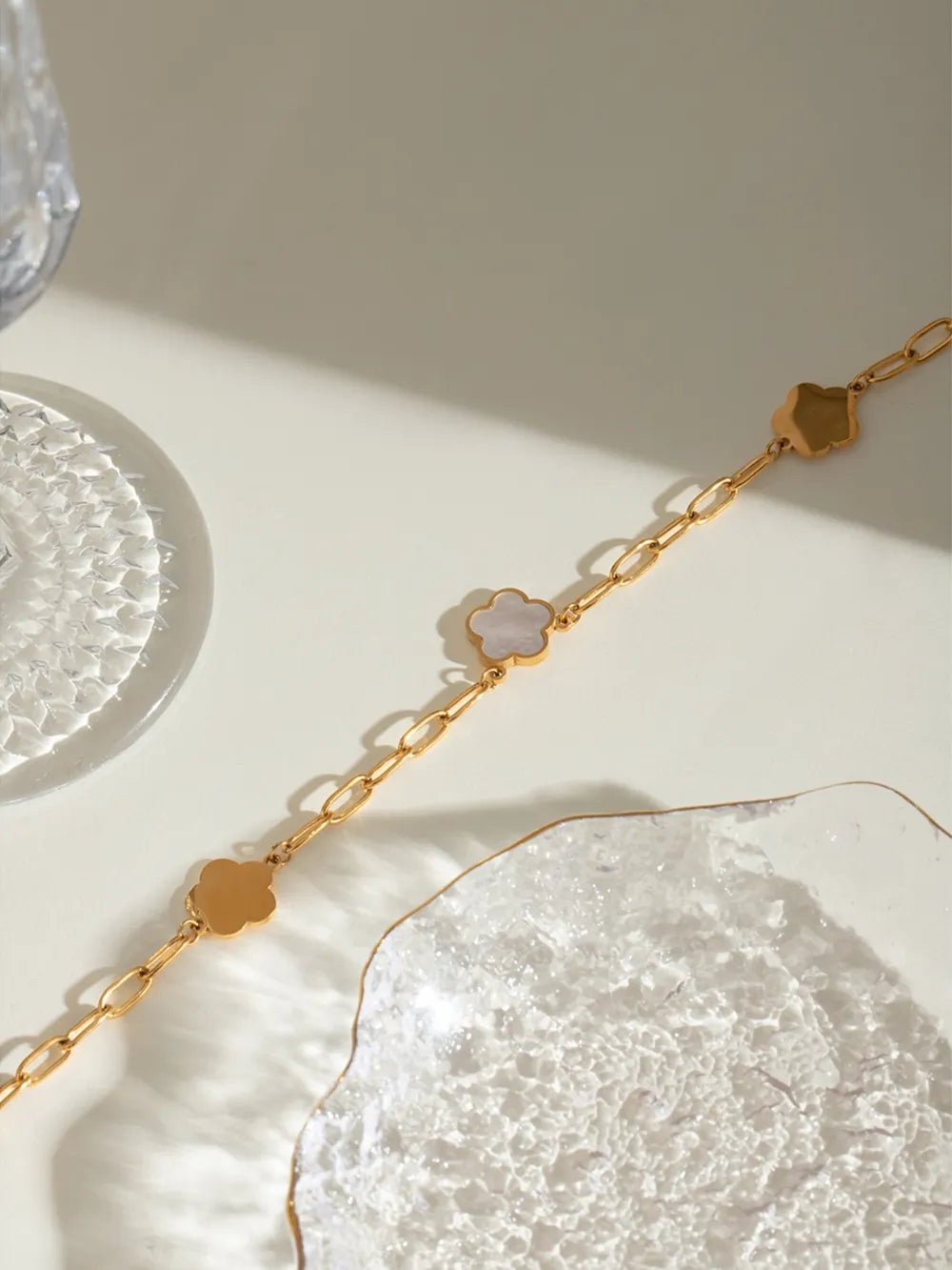 Roestvrijstalen Ketting met Witte Parelmoer Bloem – Elegant & Tijdloos