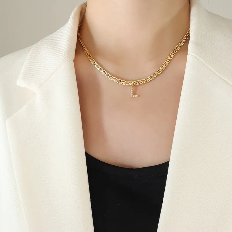 Messing Ketting met Zirkoon Ingelegde Letter Hanger – Elegant & Persoonlijk