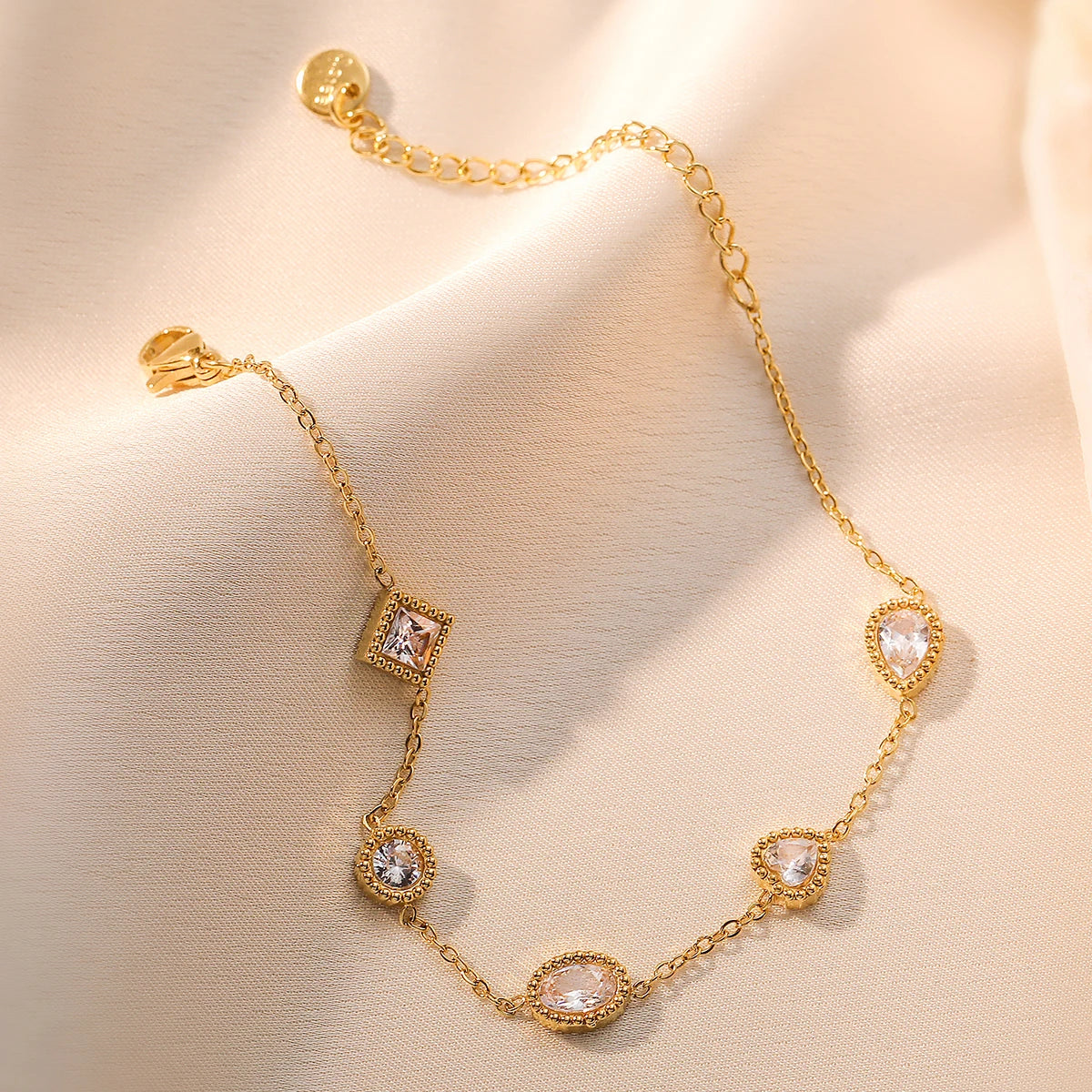 Modieuze light luxury armband voor dames – verfijnd, uniek en veelzijdig sieraad