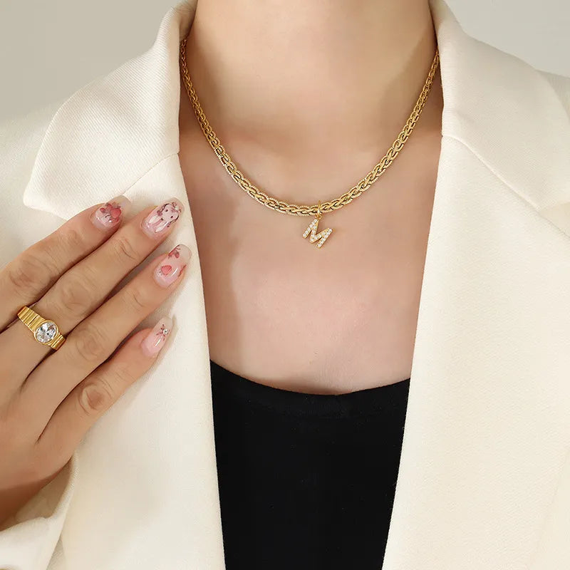 Messing Ketting met Zirkoon Ingelegde Letter Hanger – Elegant & Persoonlijk