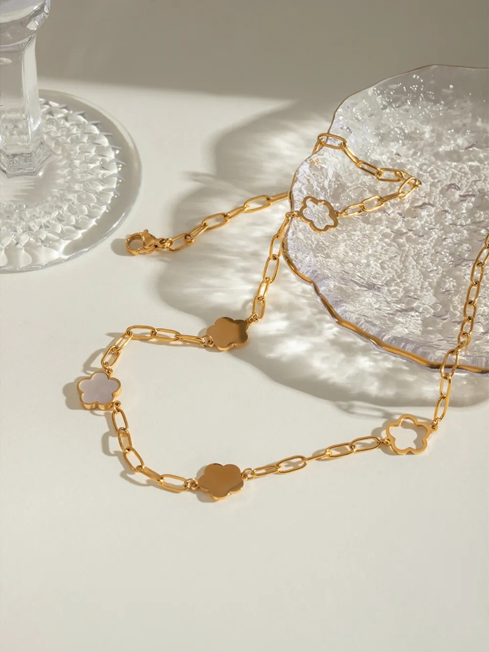 Roestvrijstalen Ketting met Witte Parelmoer Bloem – Elegant & Tijdloos