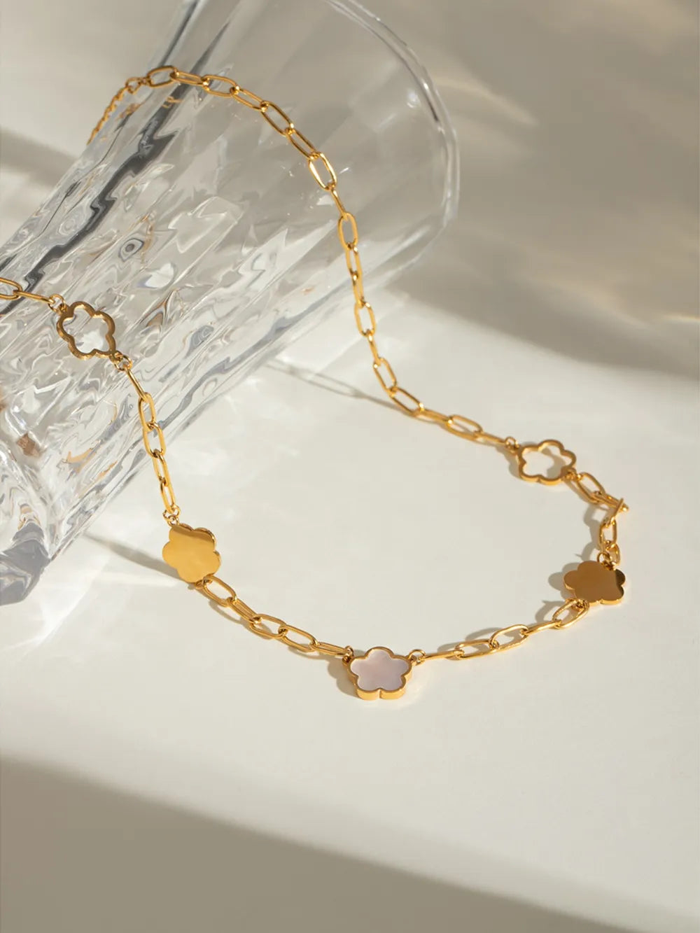 Roestvrijstalen Ketting met Witte Parelmoer Bloem – Elegant & Tijdloos