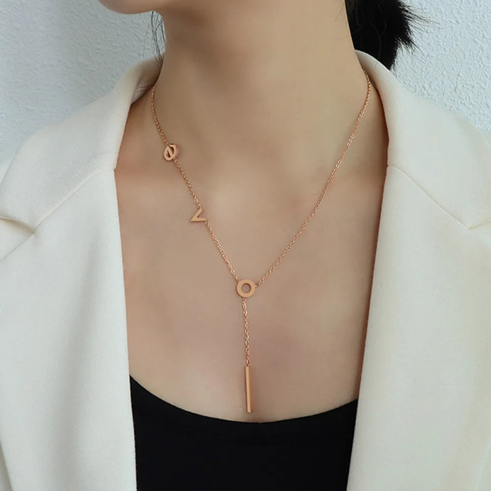 Titaniumstalen Letter Ketting LOVE – Persoonlijk & Duurzaam