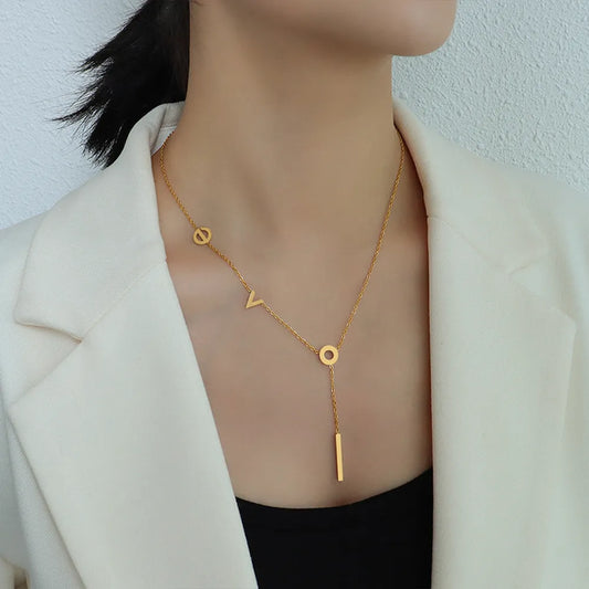 Titaniumstalen Letter Ketting LOVE – Persoonlijk & Duurzaam